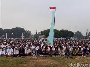 Sultan HB X dan Warga Yogya Salat idul Fitri di Alun-alun Utara