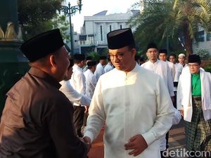 Ditemani Istri dan Anak, Anies Salat Id di Balai Kota DKI Jakarta