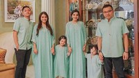 Kompaknya keluarga Asix. Foto: Instagram