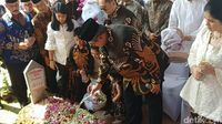 SBY dan keluarga ziarah ke makam Ani Yudhoyono di TMP Kalibata