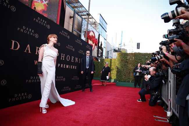 Aktris Jessica Chastain tampil bak malaikat edgy dengan jumpsuit putih yang dillengkapi sarung tangan. Ekor panjang yang menghiasi busananya sukses memberi kesan dramatis pada aktris nomine Oscar tersebut. (Foto: Getty Images)