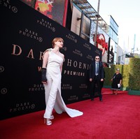 Aktris Jessica Chastain tampil bak malaikat edgy dengan jumpsuit putih yang dillengkapi sarung tangan. Ekor panjang yang menghiasi busananya sukses memberi kesan dramatis pada aktris nomine Oscar tersebut. (Foto: Getty Images)