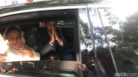 Selain itu, Presiden Jokowi bersama Iriana dan putranya Kaesang juga halalbihalal ke rumah Megawati.  (Foto: M Zhacky-detikcom)