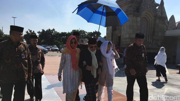 Habibie ke Makam Ainun di TMP Kalibata