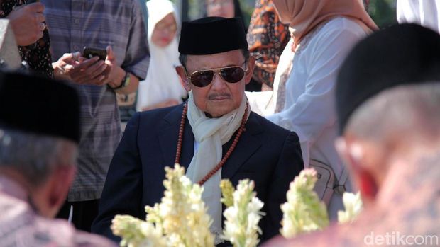 BJ Habibie / 