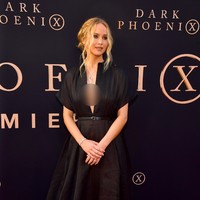 Berpean sebagai Raven alias Mystique, Jennifer Lawrence tak datang dengan kulit birunya yang bersisik. Namun, gaun hitam Dior berbelahan dada rendah tetap mengakomodasi keseksian artis yang baru menikah tersebut. (Foto: Getty Images)