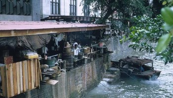 Salah satu pemukiman penduduk di pinggir sungai yang biasa saja keadaannya. Foto: Vintages