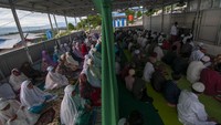 Sejumlah korban bencana melaksanakan Salat Id di masjid darurat  Munazalan Mubarakah di Kamp Pengungsian Balaroa, Palu, Sulawesi Tengah, Rabu (5/6/2019). Meskipun dalamkondisi yang terbatas, namun ribuan pengungsi di kamp itu merayakan Idul Fitri 1440 H dengan penuh suka cita. (ANTARA FOTO/Basri Marzuki/hp)