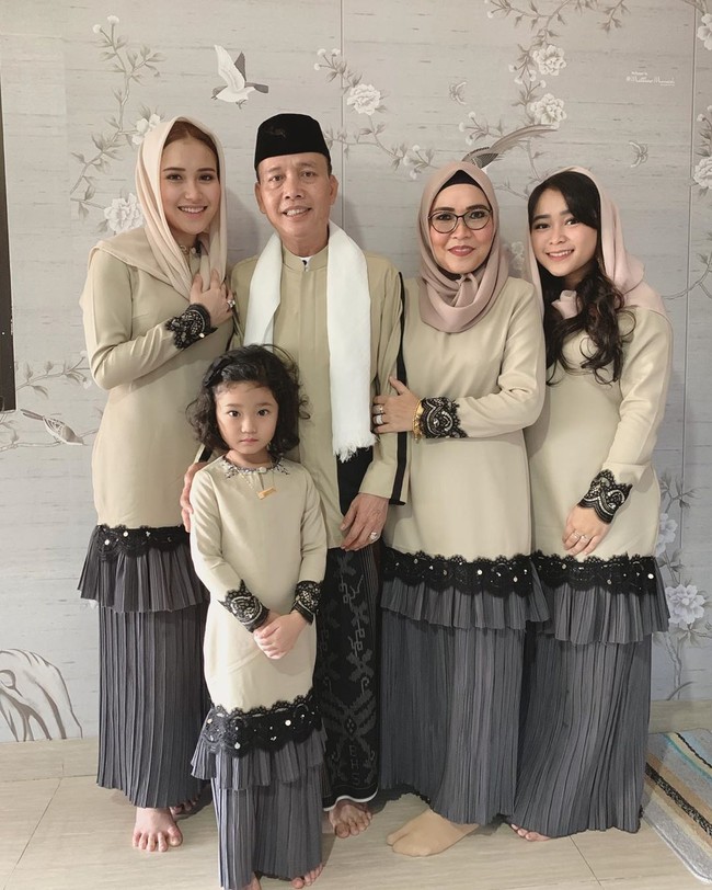Seragam Lebaran-nya tahun lalu sempat menuai kontroversi karena mengekspos bagian bahu, kali Ayu Tingting bermain aman dengan gaun tertutup bergaya mermaid yang dihiasi ruffle dan rok berbahan lipit. (Foto: Instagram/@ayutingting92)