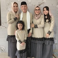 Seragam Lebaran-nya tahun lalu sempat menuai kontroversi karena mengekspos bagian bahu, kali Ayu Tingting bermain aman dengan gaun tertutup bergaya mermaid yang dihiasi ruffle dan rok berbahan lipit. (Foto: Instagram/@ayutingting92)