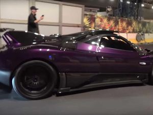 Pernah Janji Cuma Nyetir Mobil Listrik, Lewis Hamilton Ketahuan Masih Bawa Supercar?