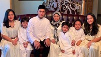 Muzdalifah dengan keluarganya lengkap dan suaminya. Foto: Instagram
