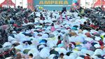 Khusyuknya Umat Muslim Salat Id di Penjuru Nusantara