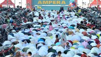 Warga Kota Palembang  melaksanakan Salat Id 1 Syawal 1440 H  di pusat Kota Palembang, Sumsel, Rabu (5/6/2019).  Ribuan masyarakat tumpah ruah  memadati sekitar Bundaran air Mancur (BAM) dan ruas Jembatan Ampera. (ANTARA FOTO/Feny Selly/hp)