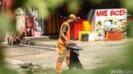Melihat Aksi Pasukan Oranye Tangani Sampah di Hari Lebaran