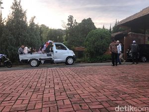 Warga Bojong Koneng Berdatangan ke Masjid Rumah Prabowo di Hambalang