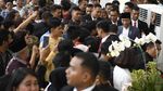 Halalbihalal di Istana: Warga Antre Salaman hingga Sujud Depan Jokowi