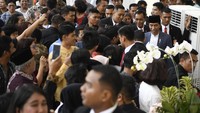 Warga juga ada yang membawa anaknya-anaknya supaya bisa bersalaman dengan Presiden Jokowi dan Wakil Presiden JK. (ANTARA FOTO/Puspa Perwitasari/hp)