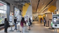 Di gerai ini terdapat papan menu digital, 18 kios pesanan-sendiri, dan stasiun pengisian daya ponsel nirkabel di meja. Foto: Dok. McDonald’s