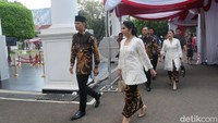 AHY dan Ibas datang mengenakan batik hitam bercorak dan berpeci. Sementara Annisa dan Aliya mengenakan kebaya putih. (Foto: Noval/detikcom)