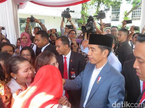 Keluar dari Istana, Jokowi Temui Warga untuk Berjabat Tangan
