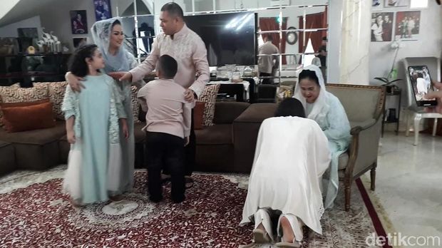 Minta Maaf ke Ibu, Krisdayanti Menangis