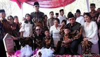Sementara itu dua menantu SBY, Annisa Pohan dan Aliya Rajasa juga kompak mengenakan kebaya dengan warna yang sama.