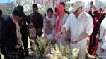 Habibie Ziarah ke Makam Ainun