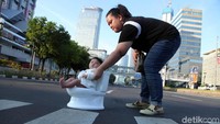 Ada juga yang bergaya di atas kloset. Mereka sengaja membawa berbagai properti supaya hasil jepretan ciamik.