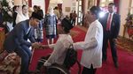 Halalbihalal di Istana: Warga Antre Salaman hingga Sujud Depan Jokowi