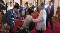 Jokowi beserta Ibu Negara dan Wapres JK beserta istri juga menyalami kaum difabel. (ANTARA FOTO/Puspa Perwitasari/hp)