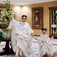 Tak cuma Dian Sastrowardoyo, presenter Ayu Dewi juga memakai busana kembar dengan putrinya. Keduanya kompak dalam balutan gaun bergaya baju bodo dengan rok bertumpuk rancangan Rama Dauhan. (Foto: Instagram/@mrsayudewi)