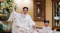 Tak ketinggalan Ayu Dewi yang juga kompak tampil senada dengan sang putri, Aqilla. Foto: Instagram