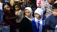 Antrean warga tampak tertib.