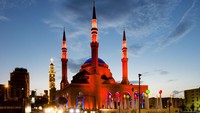Pada malam ke-27 Ramadhan, ada tradisi masyarakat Lebanon memadati masjid-masjid terdekat, tak terkecuali Masjid Nasional Muhammad Al Amin di tengah Kota Beirut (Hamid Hodir/Istimewa)