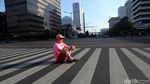 Lucu, Begini Gaya Balita Nyetir Mobil dan Mandi di Jalan Thamrin