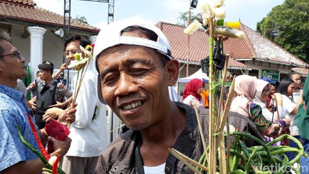 Warga mendapatkan hasil rayahan gunungan
