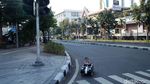 Lucu, Begini Gaya Balita Nyetir Mobil dan Mandi di Jalan Thamrin