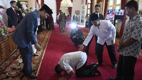 Saat halalbihalal, ada warga yang bersujud di depan Jokowi saat open house siang tadi. (ANTARA FOTO/Puspa Perwitasari/hp)