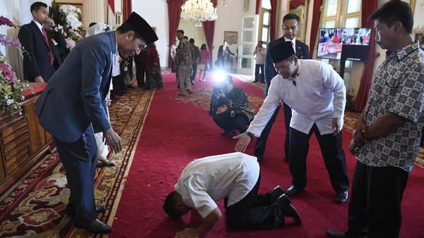 Halalbihalal di Istana: Warga Antre Salaman hingga Sujud Depan Jokowi
