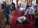 Halalbihalal di Istana: Warga Antre Salaman hingga Sujud Depan Jokowi