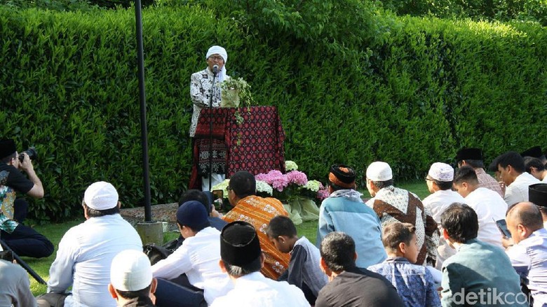 Aa Gym Isi Ceramah Salat Id di KBRI Bern Swiss Aa Gym Isi Ceramah Salat Id di KBRI Bern Swiss