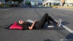 Lucu, Begini Gaya Balita Nyetir Mobil dan Mandi di Jalan Thamrin