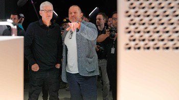 Tampak Cook bersama Jonathan Ive, kepala desain Apple, mengamati Mac Pro di area hands on untuk media. Foto: Reuters