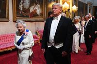 Bertemu Donald Trump, Ratu Elizabeth II Pakai Tiara Pengusir Iblis