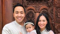 Kalau yang ini gaya kompaknya Caca Tengker, suami dan anaknya. Foto: Instagram
