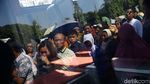 Warga Berpanas-panas Demi Bersalaman dengan Jokowi