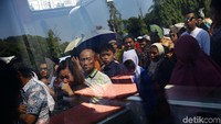 Warga mengantre untuk bersalaman dengan Jokowi.