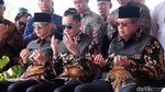 SBY, AHY dan Ibas Kompak Berbatik Saat Ziarah ke Makam Ani Yudhoyono