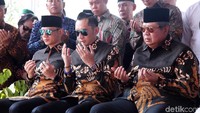 SBY, AHY dan Ibas kompak mengenakan batik bernuansa cokelat-hitam.